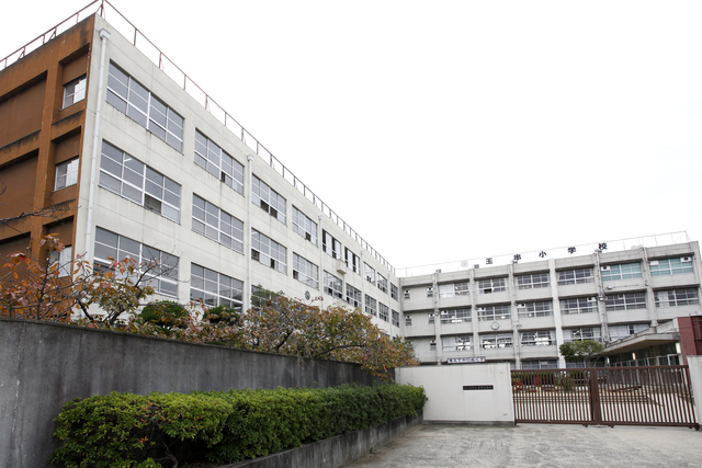 小学校　東大阪市立玉串小学校（小学校）まで634m