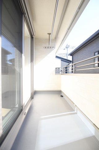 バルコニー　開放的で明るい空間を演出してくれるバルコニーです