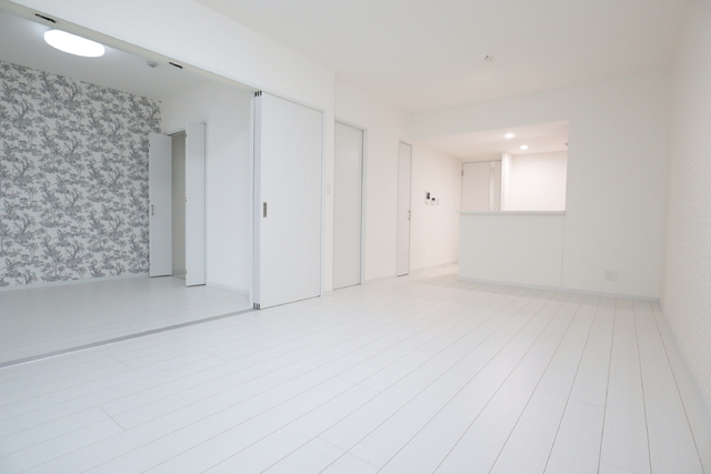 居室・リビング　★白を基調とした清潔感・明るさが際立つお部屋です★Ｃ号室別階