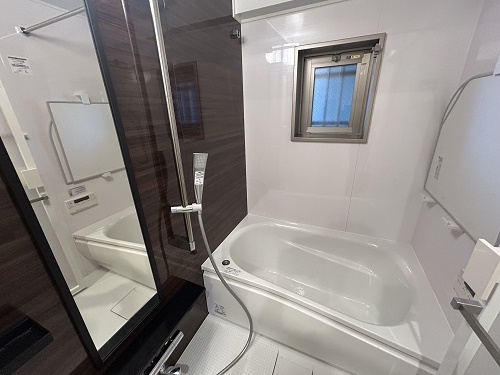 バス・シャワールーム　浴室乾燥機、窓あり