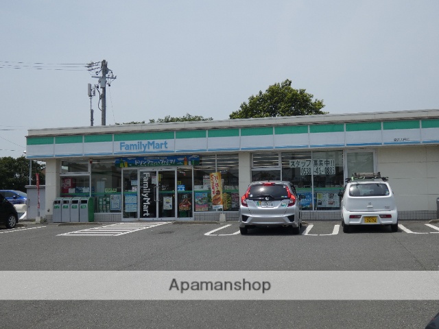 コンビニ　ファミリーマート（コンビニ）まで751m