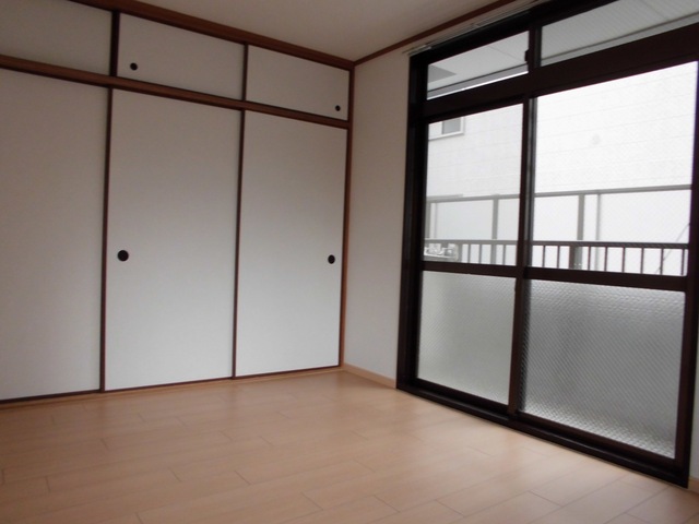 居室・リビング　角部屋・南向きで陽当り良好！