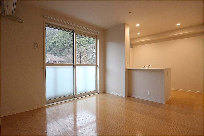 居室・リビング　実際の写真は準備中の為、別号室の写真でご参考下さい。