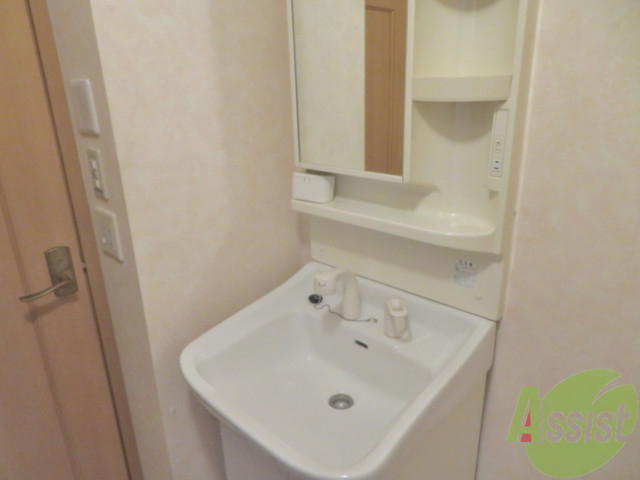 洗面設備　洗面台は独立なので忙しい朝には強い味方ですね。