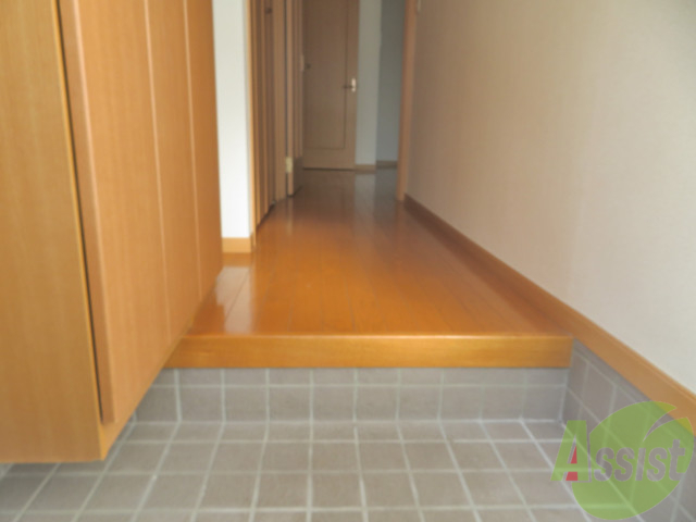 玄関　外から玄関を撮影してみました。明るい印象ですね。