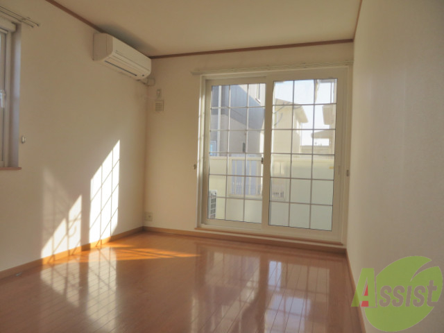 居室・リビング　こちらはリビングです。窓が大きく陽がよく入ってきます。