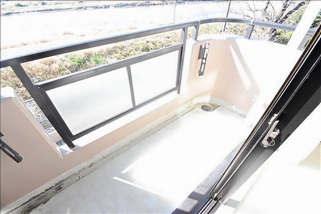 バルコニー　南向きで日当りの良いベランダ