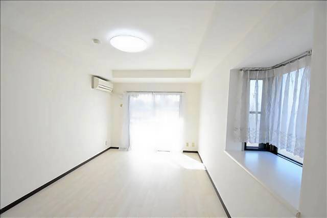 居室・リビング　２面採光で日当たり良好