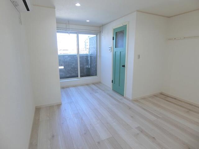 居室・リビング　白が基調の明るい室内！広々！