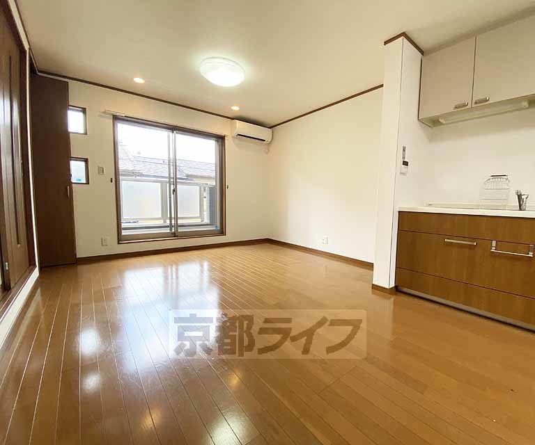 居室・リビング　落ち着いた雰囲気のお部屋です