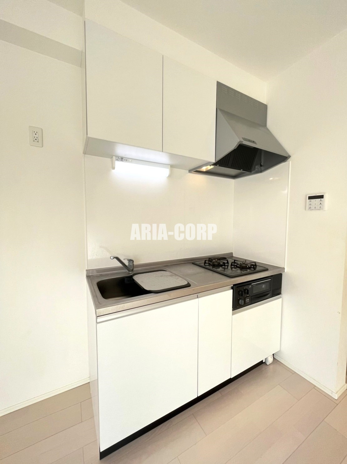 キッチン　人気の２口コンロ、お料理や洗い物時に役立つ補助プレート付です