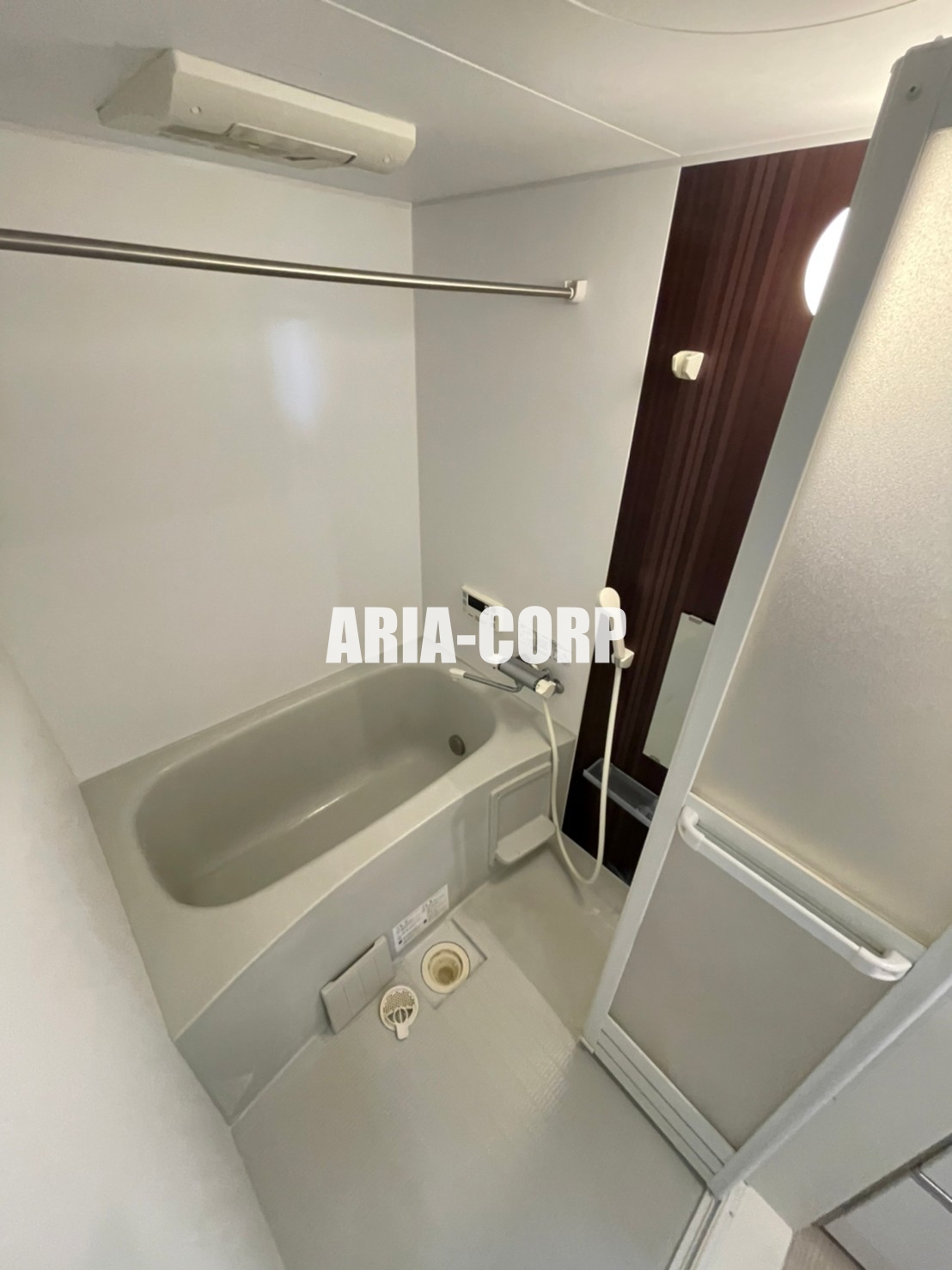 バス・シャワールーム　追炊き浴室乾燥機付。カラーパネル採用でお洒落なバスルームです