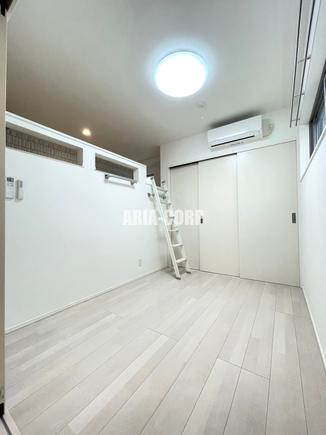 その他部屋・スペース　フラットな4.3帖の洋室。柱のでっぱりがなく使い勝手良し。