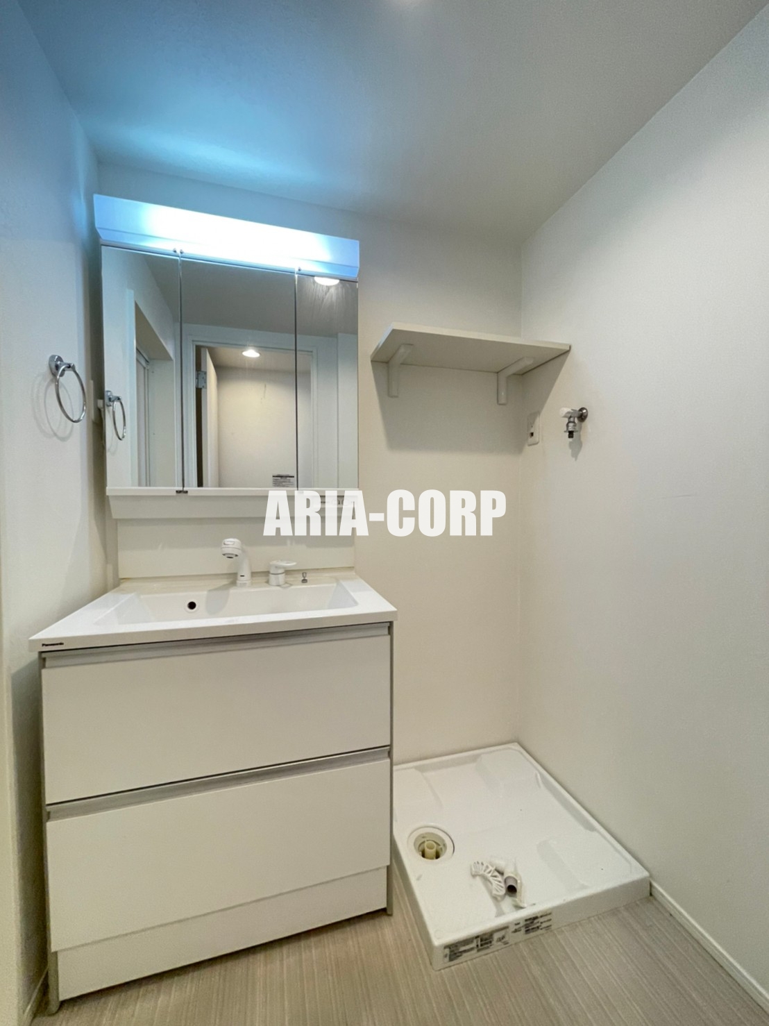 洗面設備　ゆとりある脱衣所スペース！三面鏡タイプの独立洗面台です！