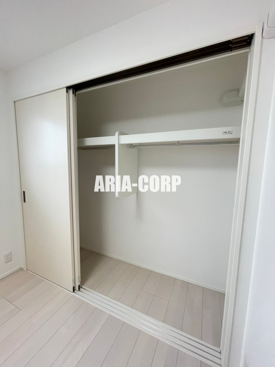 収納　壁一面の大型クローゼット。上部には便利な棚がございます！