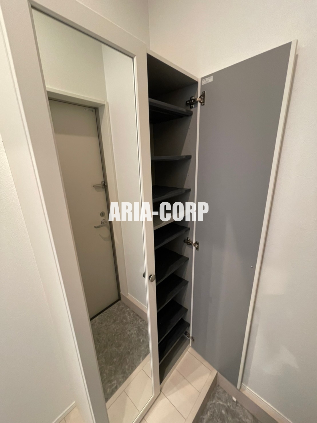 玄関　縦長の大型シューズBOX搭載です！嬉しい全身姿見付き♪