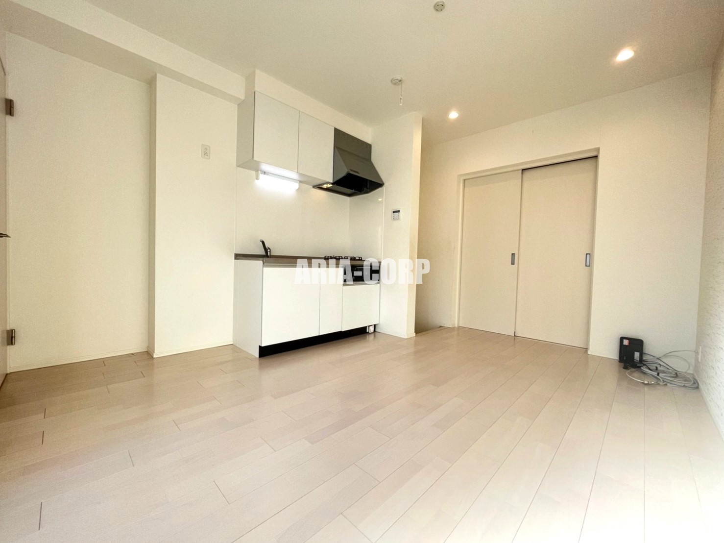 居室・リビング　白を基調としたお洒落なリビング！角部屋で明るいお部屋です！