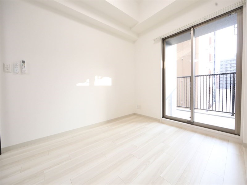 バルコニー　洋室5.5帖　エアコン完備　バルコニー