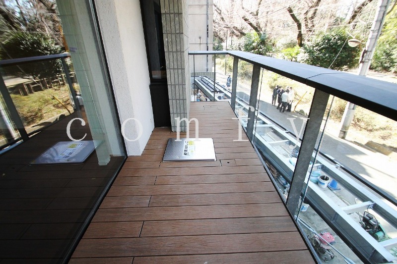 バルコニー　お洒落なウッドデッキ