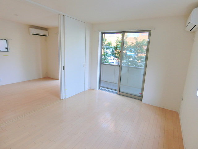 居室・リビング　★角部屋★３面採光★