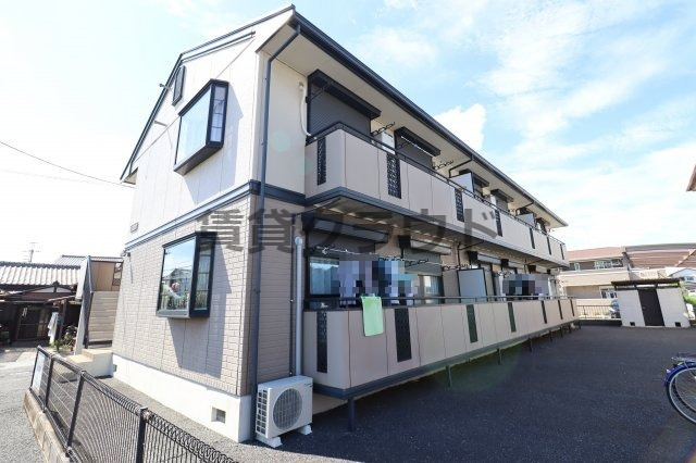 建物外観　ツートンカラーの落ち着いた外観です！