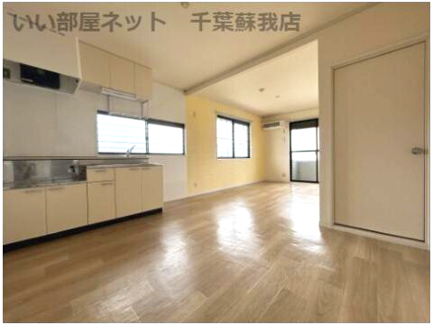 居室・リビング　青いアクセントクロスがおしゃれです！