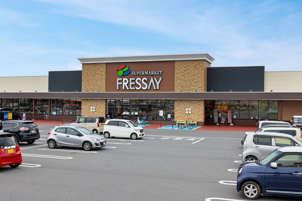 スーパー　FRESSAY(フレッセイ) 朝倉店（スーパー）まで535m
