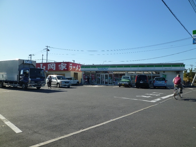 コンビニ　ファミリーマート（コンビニ）まで500m