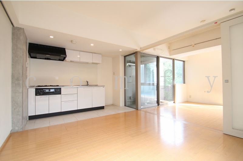 居室・リビング　正方形に近いリビング