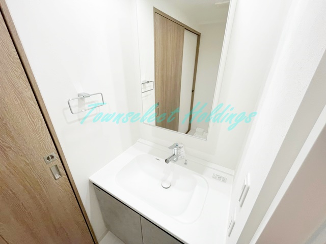 洗面設備　明るい洗面所です