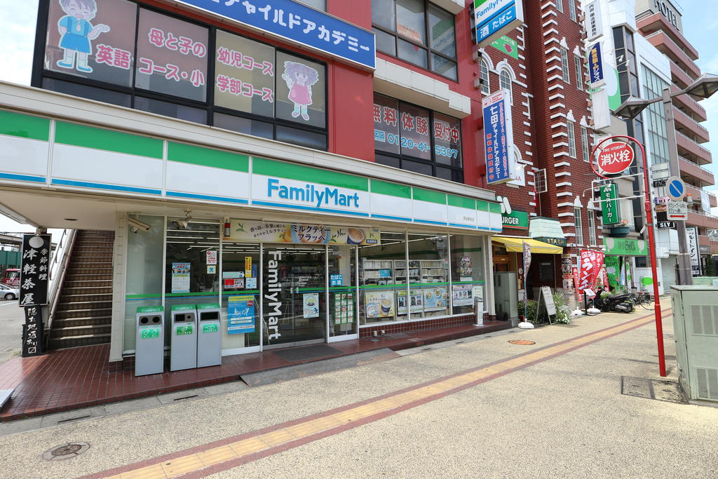コンビニ　ファミリーマート深谷駅前店（コンビニ）まで567m