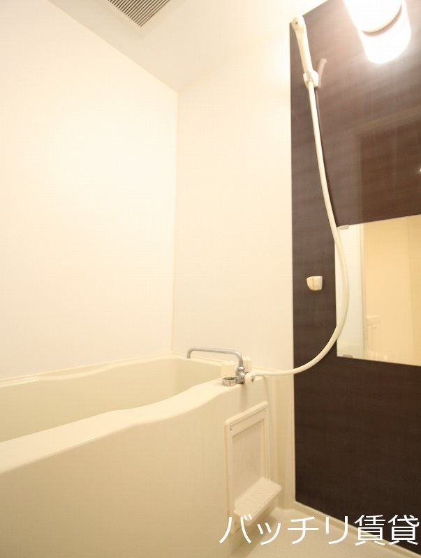 バス・シャワールーム　別号室タイプの為、現状を優先致します。