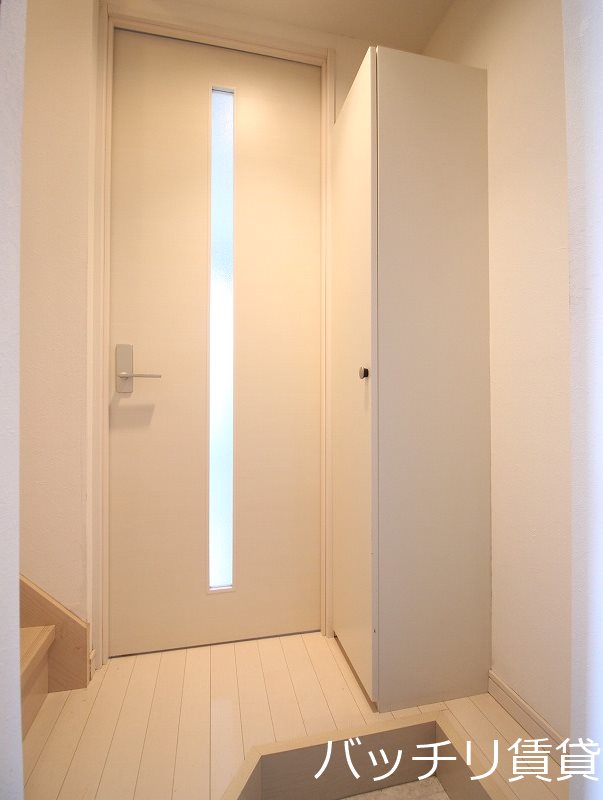 玄関　別号室タイプの為、現状を優先致します。