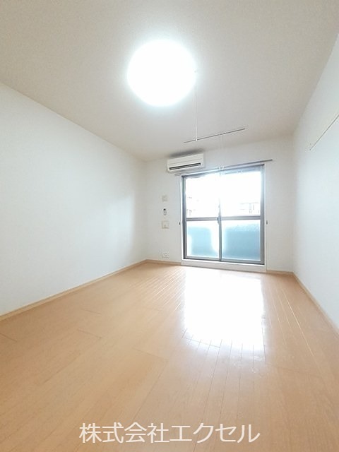 居室・リビング　照明付きのお部屋です。