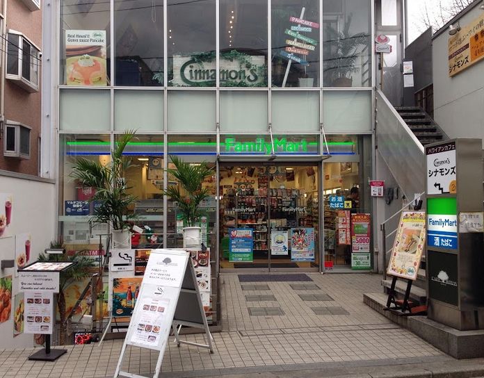 コンビニ　ファミリーマート表参道南店（コンビニ）まで142m