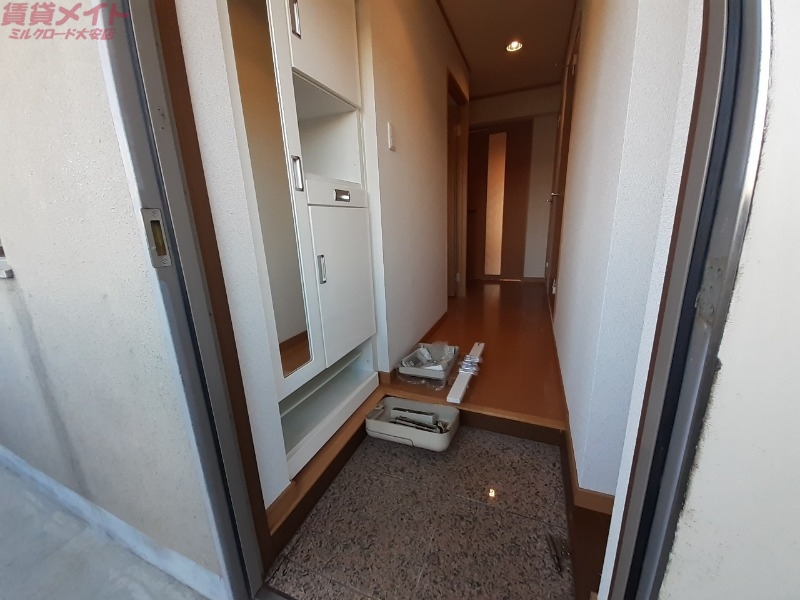 玄関　別部屋反転写真です