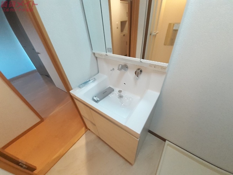 洗面設備　別部屋反転写真です