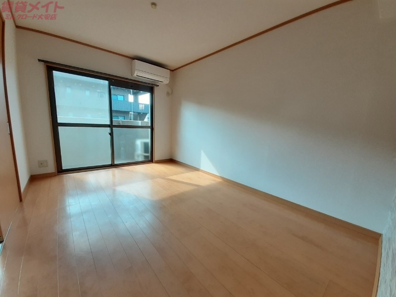 居室・リビング　別部屋反転写真です