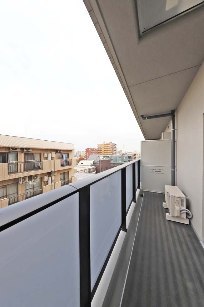 バルコニー　明るい色調の室内です