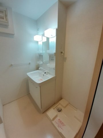 洗面設備　ゆったりとスペースのある洗面所