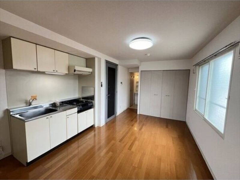 居室・リビング　退去予定につき反転タイプの画像です。