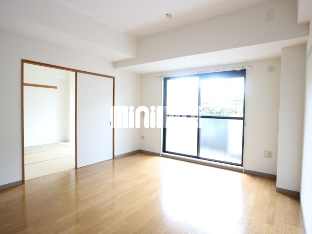 居室・リビング　別号室参考写真です