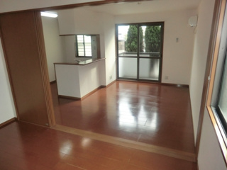 居室・リビング　床色が落ち着いた色合いで綺麗です♪