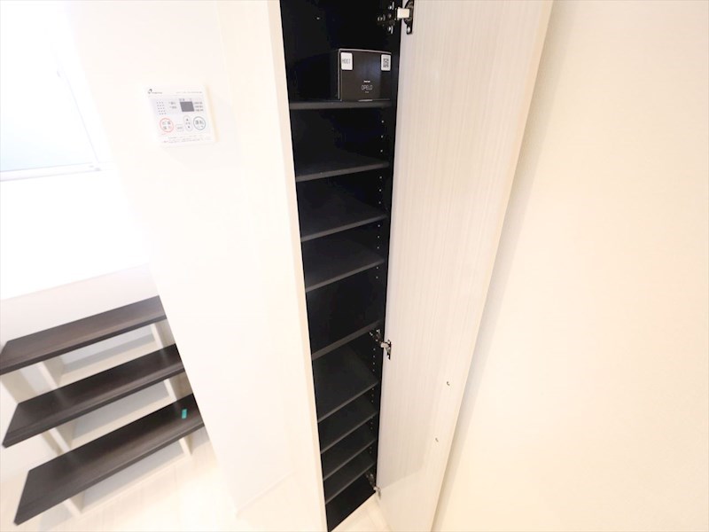 玄関　玄関　シューズボックス付（収納充実してます）　同仕様写真