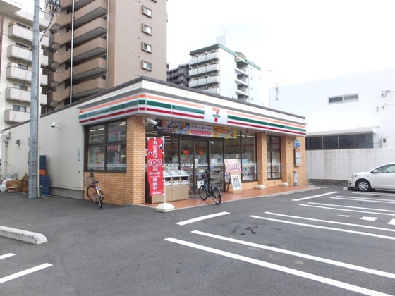 コンビニ　セブンイレブン広島山手町店（コンビニ）まで549m
