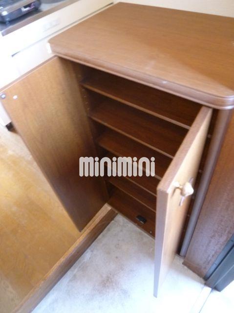 玄関　下駄箱付きで靴の収納もラクラクです。