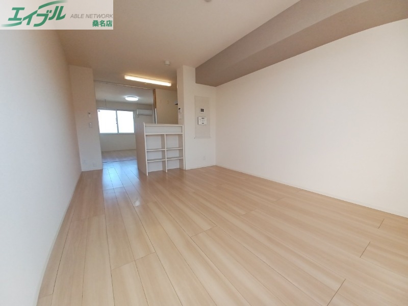 居室・リビング　同建物の別部屋写真です