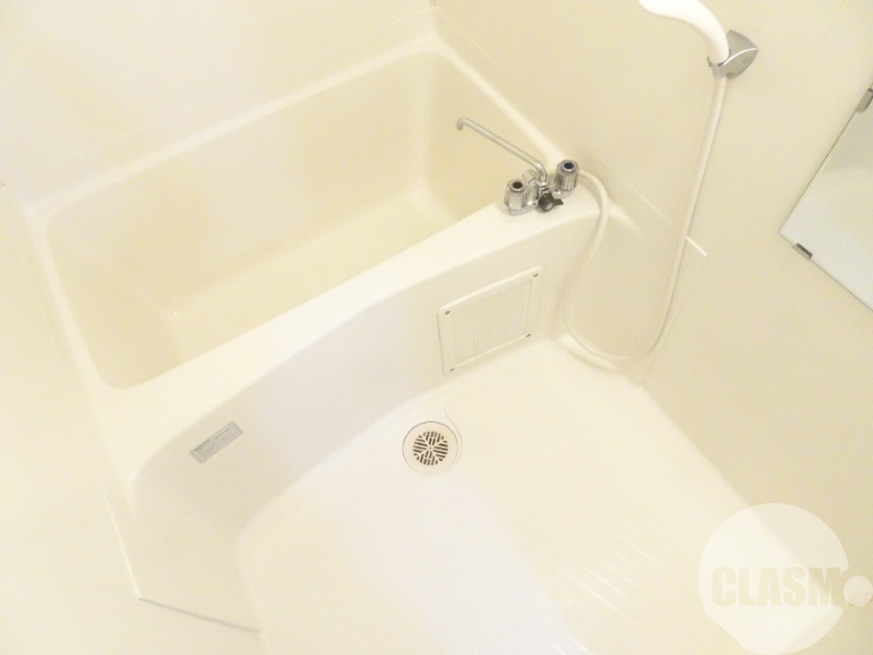 バス・シャワールーム　キレイにリフォームされています♪