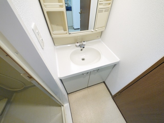 洗面設備　ゆったりとスペースのある洗面所