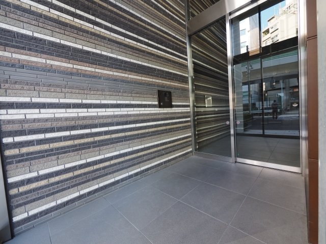 エントランス　落ち着いたエントランスです